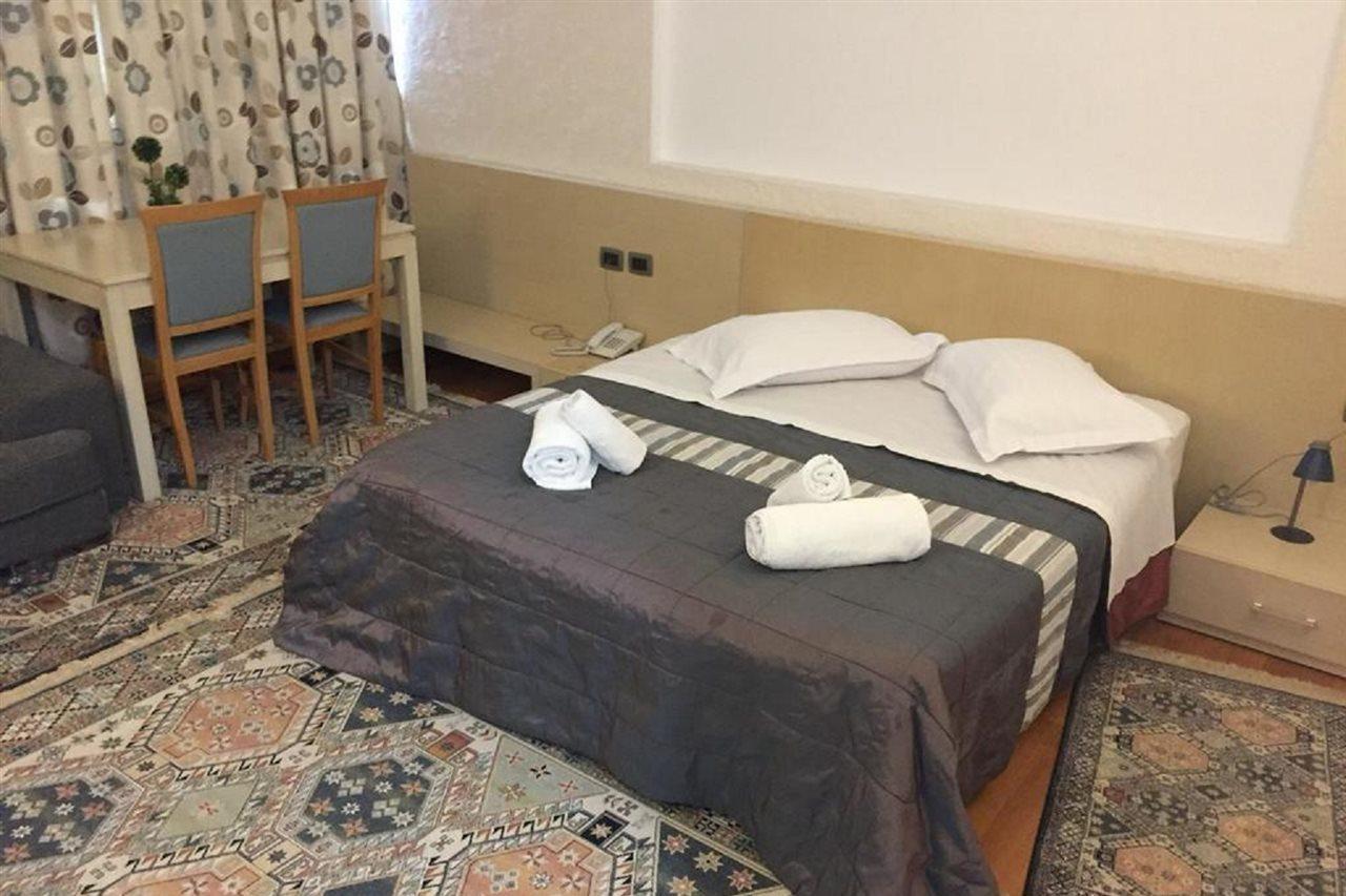 Hotel Bermon ティラナ エクステリア 写真