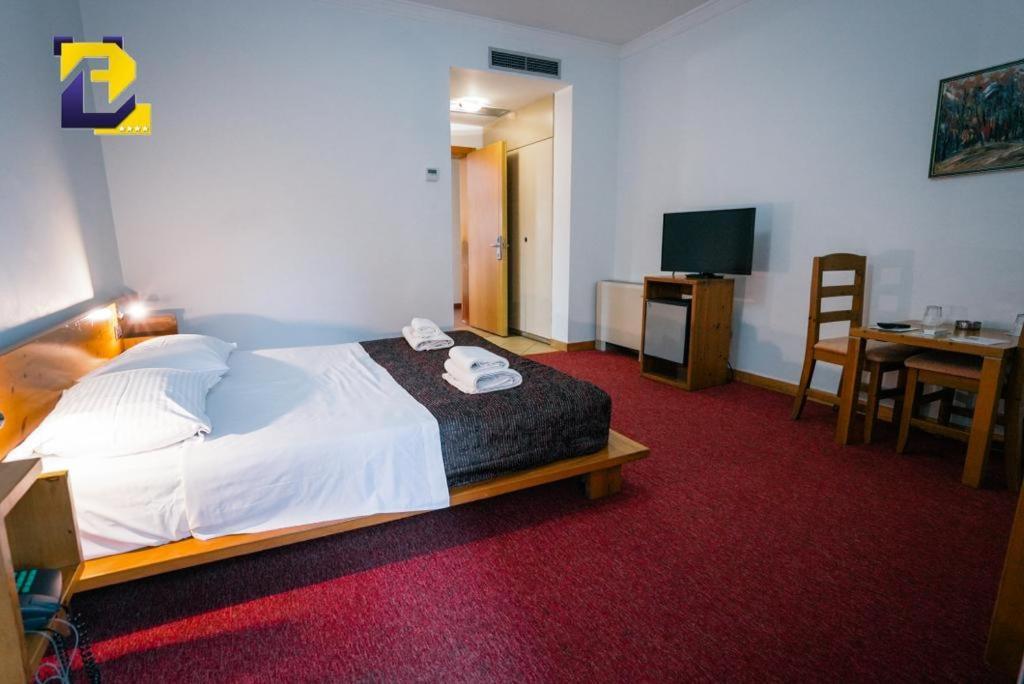 Hotel Bermon ティラナ エクステリア 写真