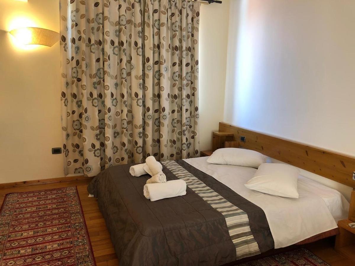 Hotel Bermon ティラナ エクステリア 写真